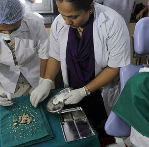 Chirurgen verwijderen 232 ‘tanden’ bij tiener