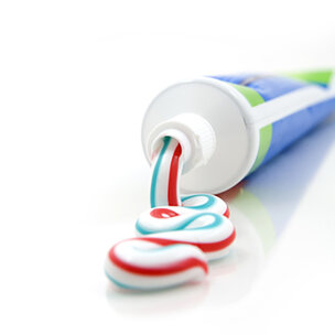Poetsen zonder tandpasta net zo goed tegen tandplaque