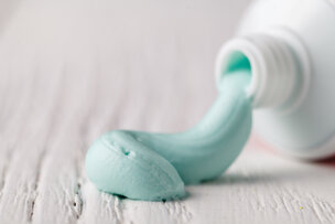 Tandpasta met tinfluoride vermindert pijn bij glazuurerosie